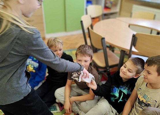 uczennica składa życzenia kolegom