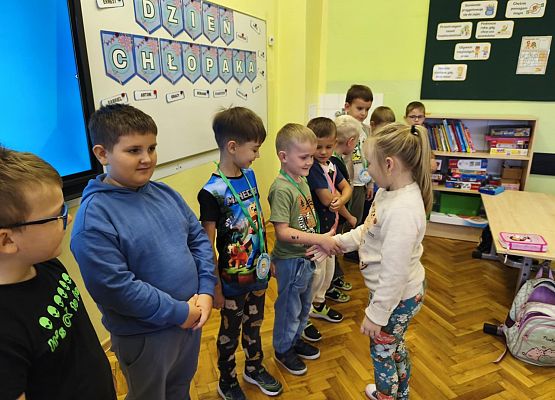 dziewczynka składa życzenia chłopcom