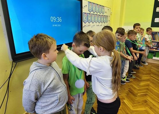 dziewczynki wręczają medale chłopcom