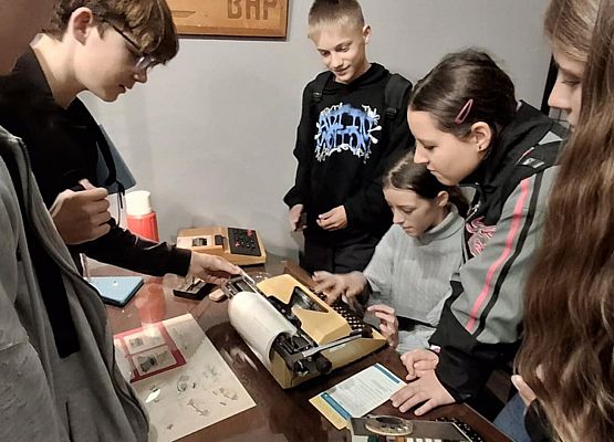 uczniowie oglądają rekwizyty w muzeum