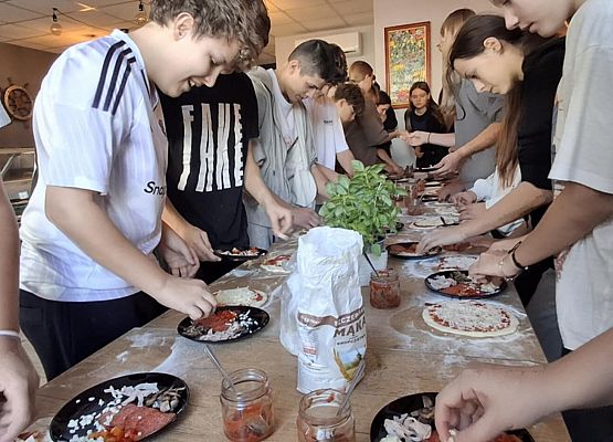 uczniowie podczas warsztatów kulinarnych