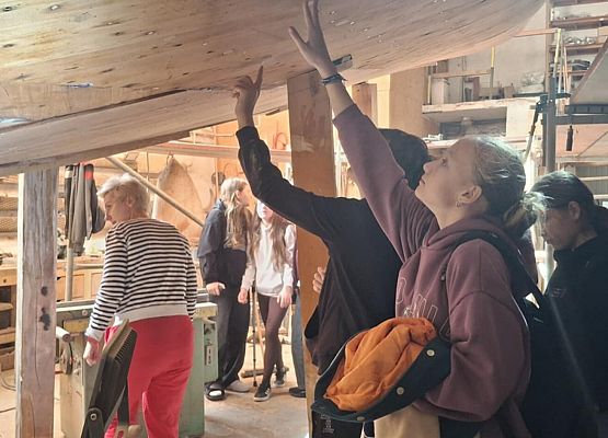 uczniowie podczas wycieczki