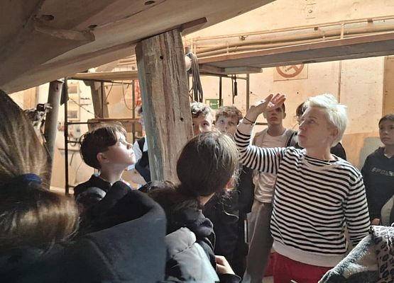 uczniowie podczas wycieczki