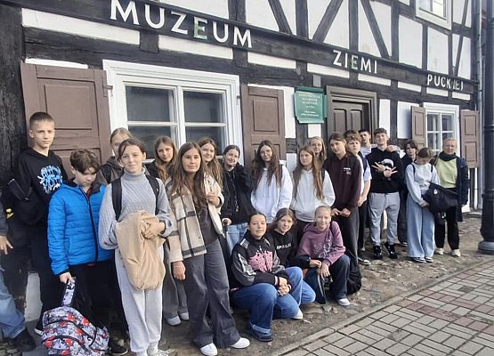 uczestnicy wycieczki przed muzeum