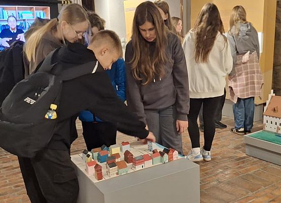 uczniowie układają makietę