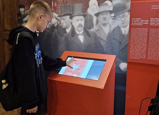 uczeń ogląda gablotę