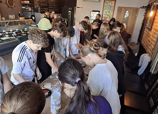 uczniowie podczas warsztatów