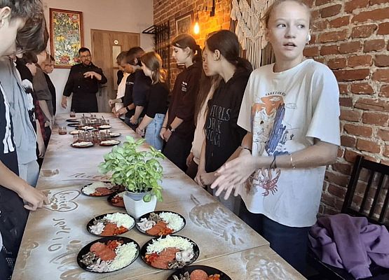 uczniowie na warsztatach kulinarnych