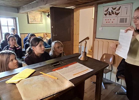 nauczycielka opowiada uczniom o kaszubskiej szkole