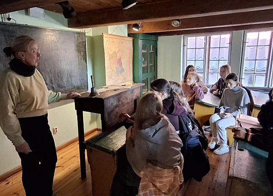 nauczycielka opowiada uczniom o  kaszubskich zwyczajach