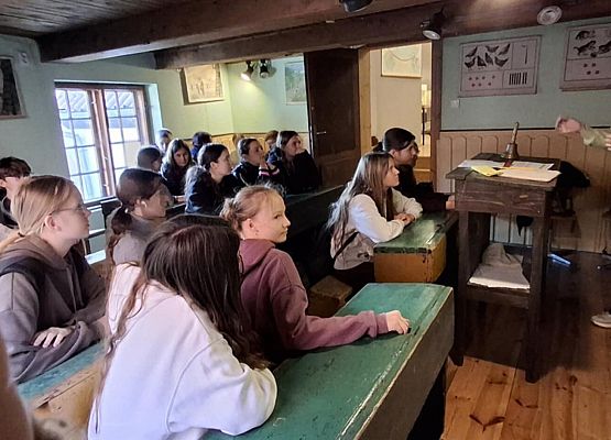 nauczycielka opowiada dzieciom o kaszubskiej szkole