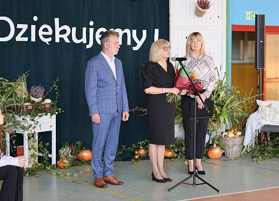 wicedyrektor gratuluje dyrektorowi nagrody Pomorskiego Kuratora Oświaty.