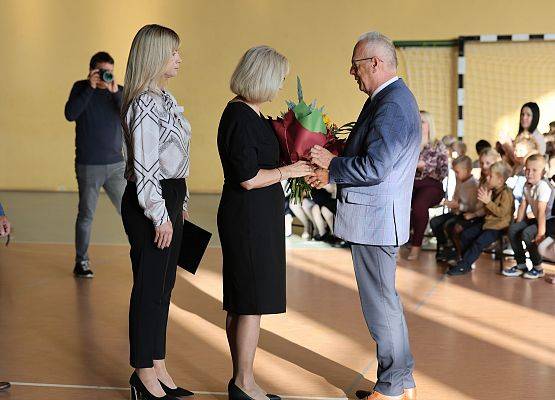 dyrektor odbiera gratulacje