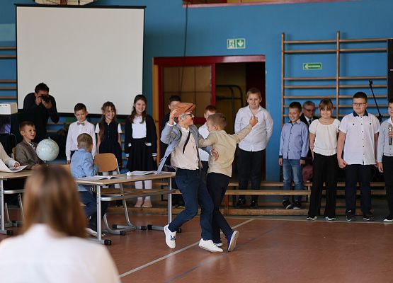 uczniowie występują na scenie