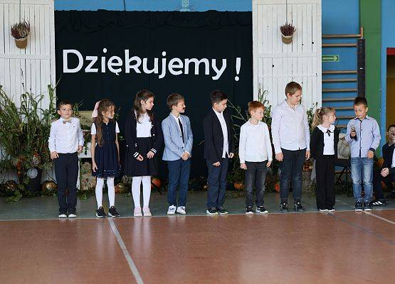 uczniowie występują na scenie