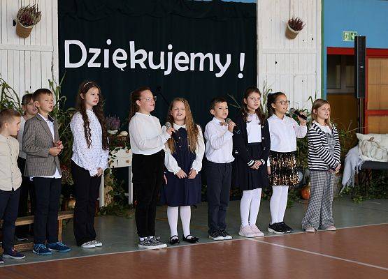 uczniowie występują na scenie