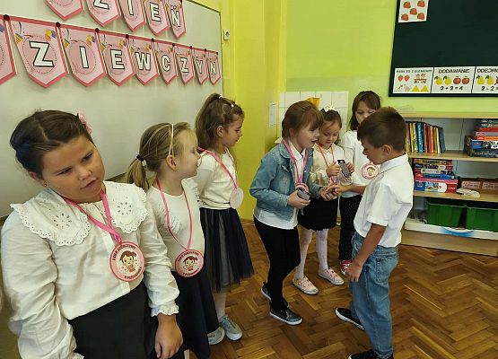 Grafika 13: Dzień Dziewczynek