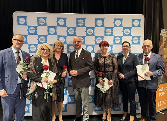 nagrodzeni dyrektorzy z kuratorem oświaty