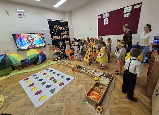 wspólna zabawa podczas jesiennego pokazu mody