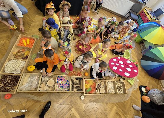 przedszkolaki przy ścieżce sensorycznej