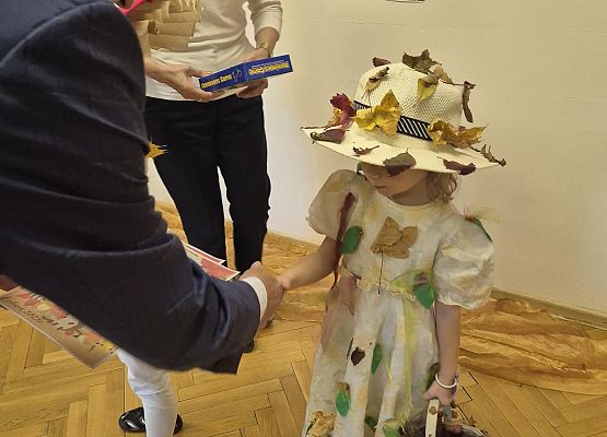 dyrektor wręcza dyplom