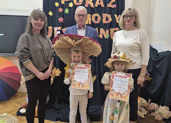 komisja konkursowa i nagrodzone dzieci