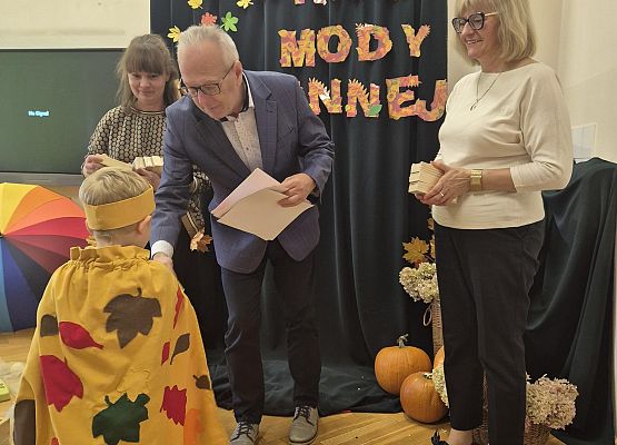 dyrektor wręcza dyplom