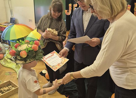 dyrektor wręcza dyplom