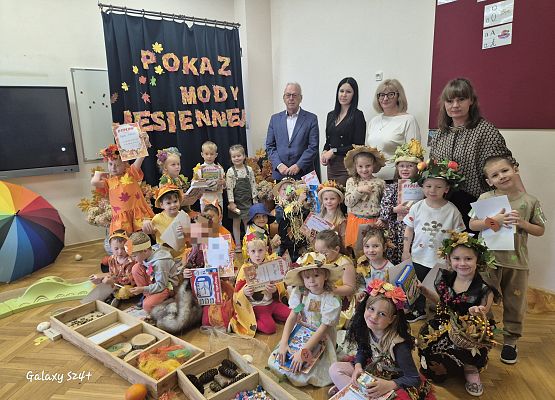 uczestnicy jesiennego pokazu mody