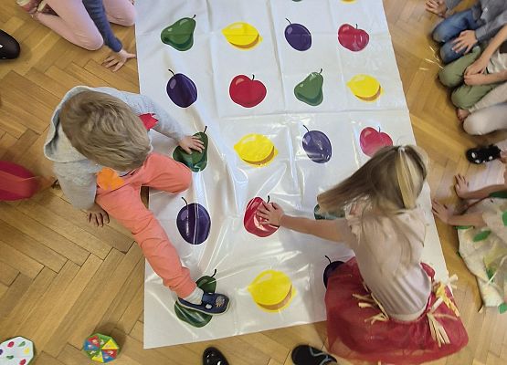 wspólna zabawa podczas jesiennego pokazu mody