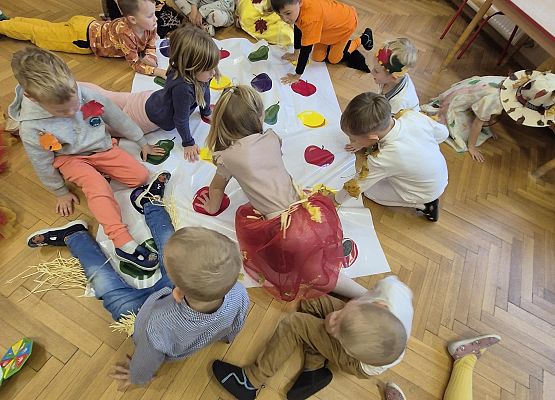 wspólna zabawa podczas jesiennego pokazu mody