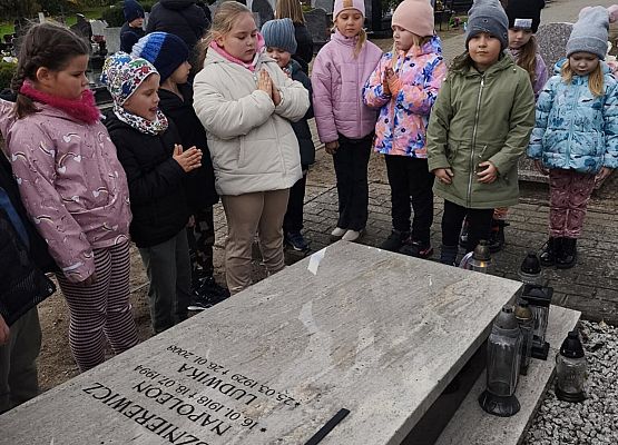 uczniowie na cmentarzu