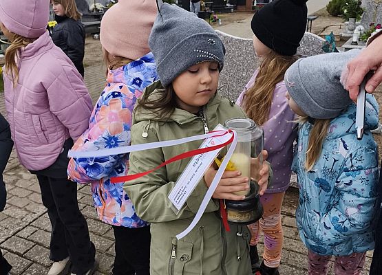 uczniowie na cmentarzu