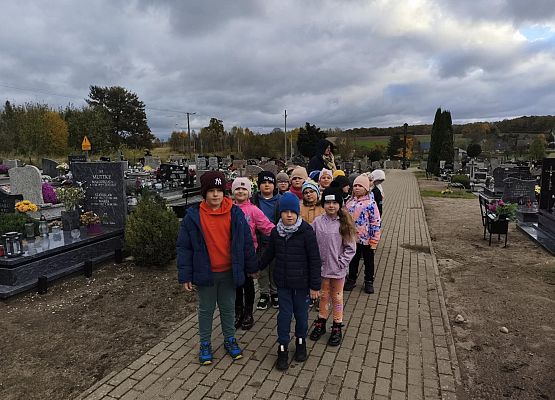 uczniowie na cmentarzu