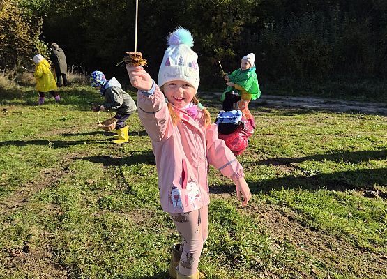 dzieci podczas grzybobrania