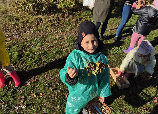 dzieci podczas grzybobrania