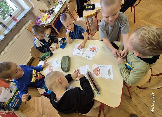 przedszkolaki pracują w grupie