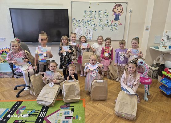 dziewczynki prezentują otrzymane niespodzianki od chłopców