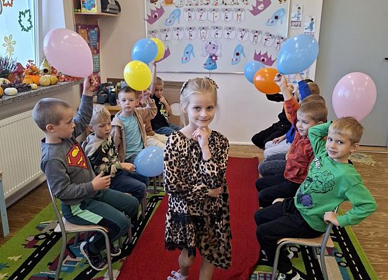 chłopcy machają balonami