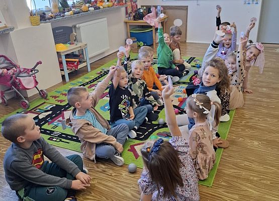 chłopcy składają życzenia dziewczynkom