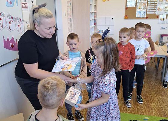 nauczycielka wręcza dyplom