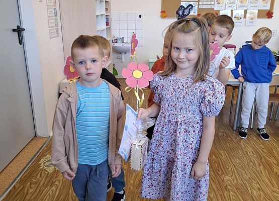 dziewczynka prezentuje kwiatka