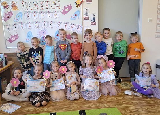 grupowe zdjęcie przedszkolaków