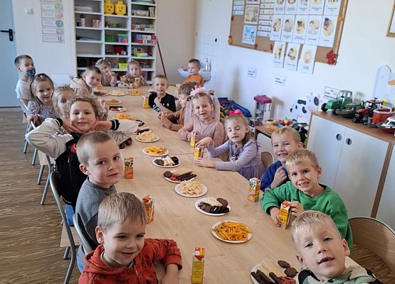 dzieci podczas poczęstunku