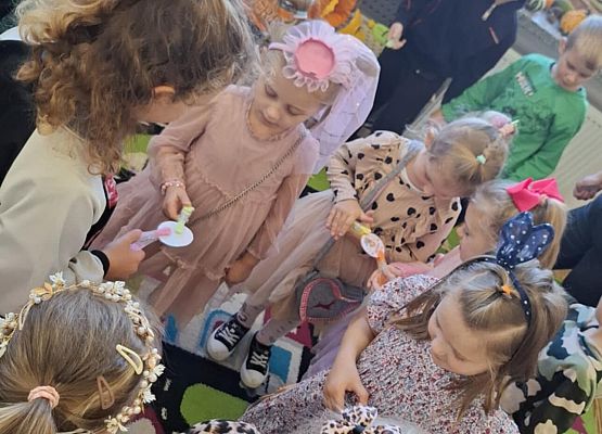 dziewczynki oglądają otrzymane upominki