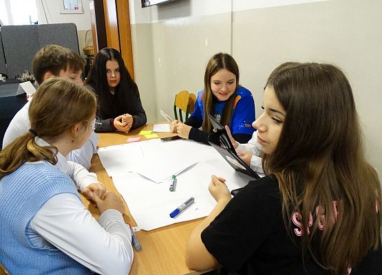 uczniowie pracują w grupach