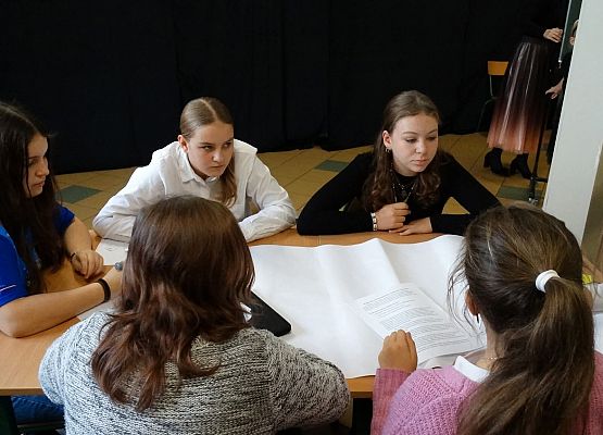 uczniowie pracują w grupach