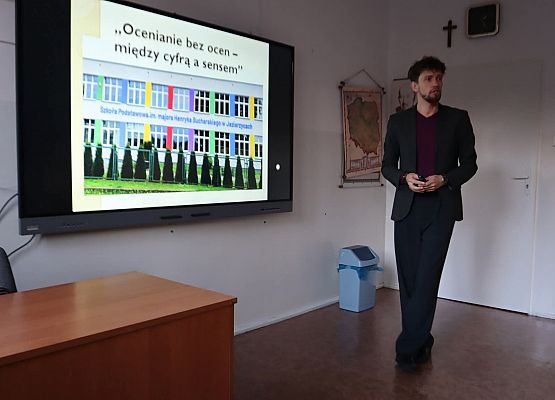 prowadzący prezentację multimedialną