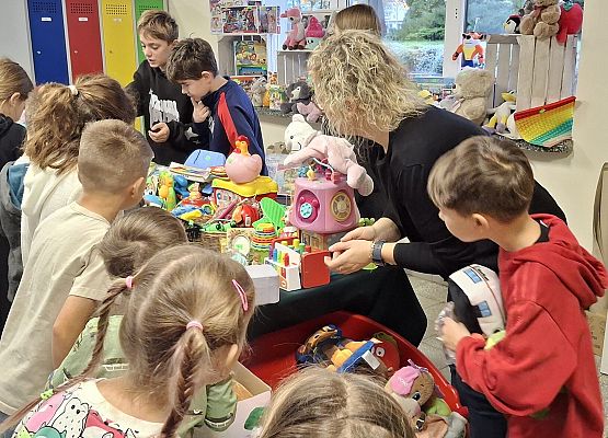 uczniowie podczas garażowego kiermaszu