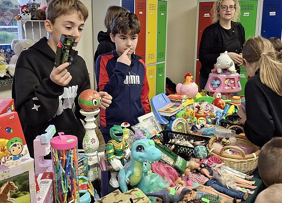 uczniowie podczas garażowego kiermaszu